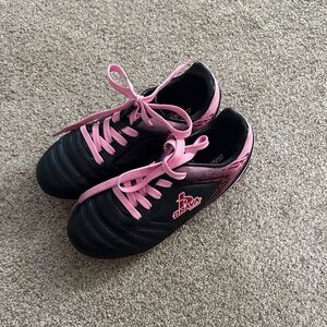 Brava Kids Soccer Shoes - Black and Pink size 13D